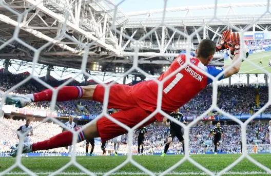 Thủ thành Iceland tiết lộ bí quyết chặn penalty của Messi